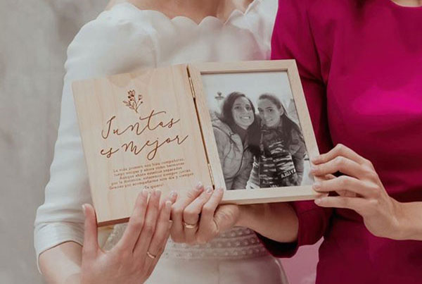 Marc de fotos amb el missatge "Juntes &eacute;s millor" per a regalar a aquesta amiga especial el dia del teu casament
